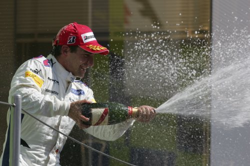 Timo Glock viert zijn zege met champagne
